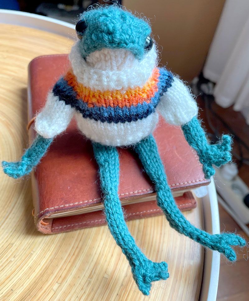 Knitted frogs