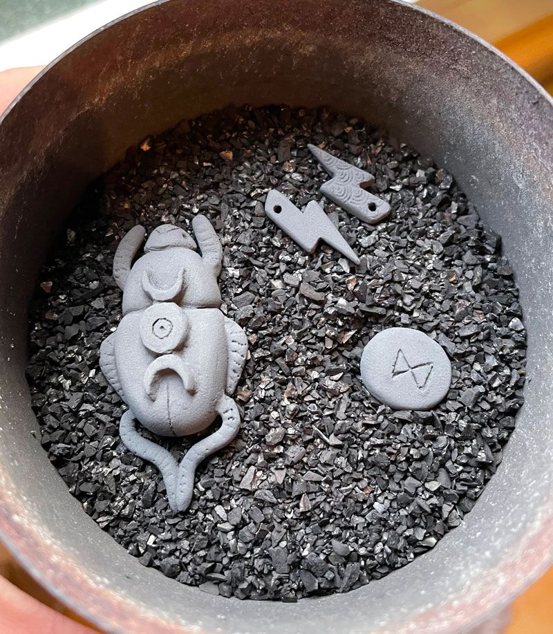 Making a beetle in bronze clay