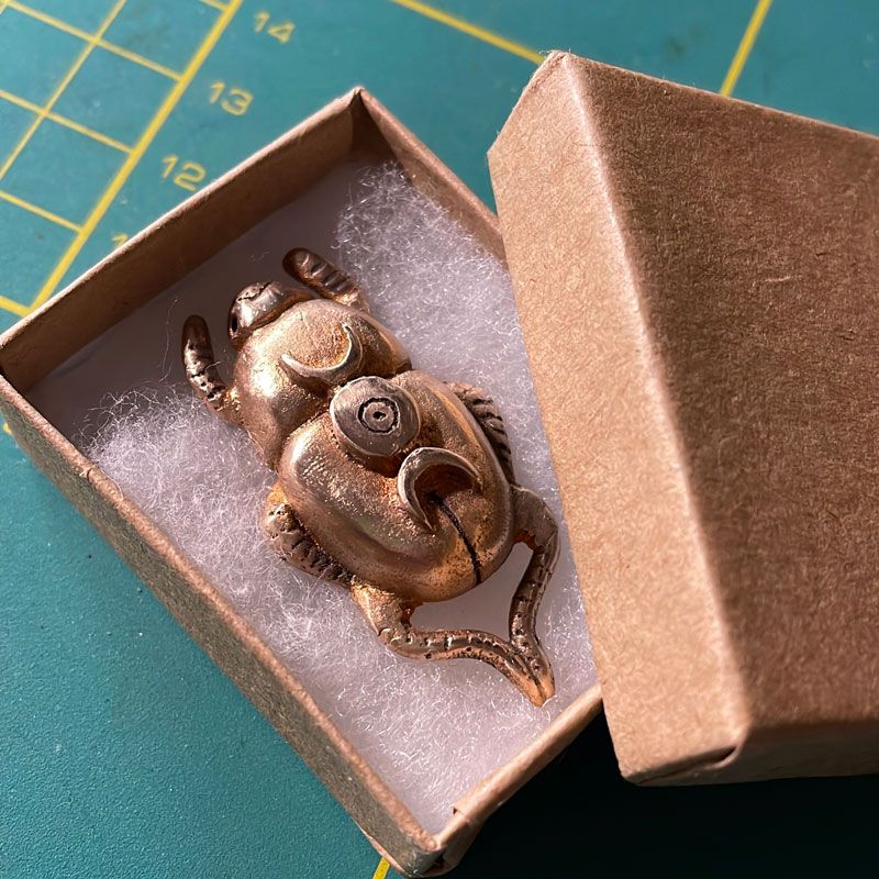 Making a beetle in bronze clay